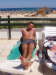 bronzette au bord de la piscine